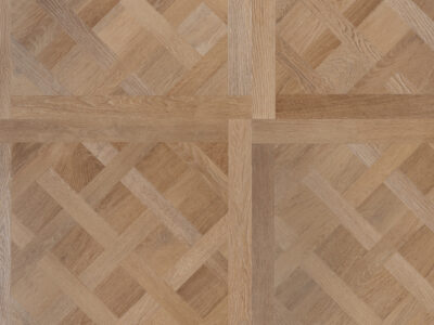 F&M Versailles Nieuwe Kerk in warm eiken, PVC dryback tegel van 59x59 cm met Versailles-legpatroon